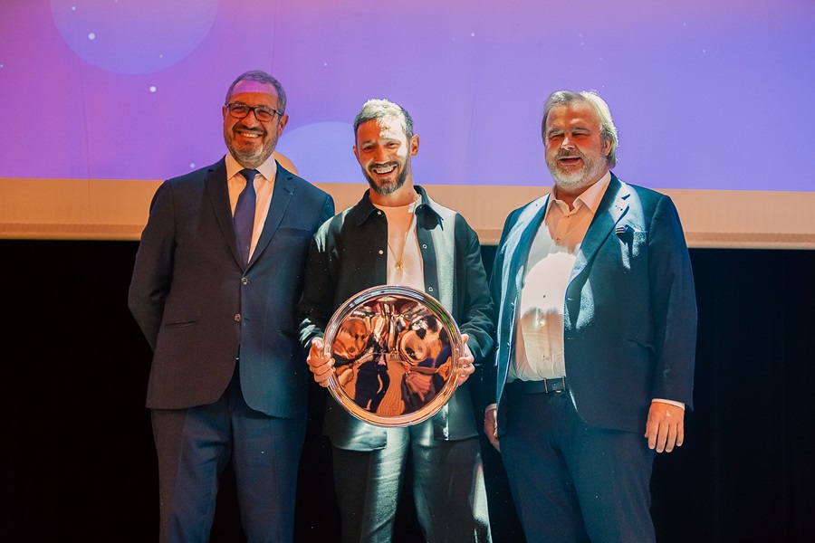 Remise du prix « Paris Gourmand » par M. Pascal Mousset, président du GHR Paris IDF à M. Cédric Grolet, Chef Pâtissier de l’Hôtel Meurice en présence de M. Pierre Hermé